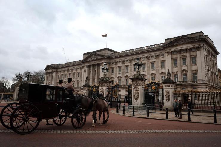 Re Carlo torna a Buckingham Palace