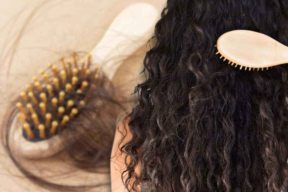 Cosa succede se si buttano i capelli nel water