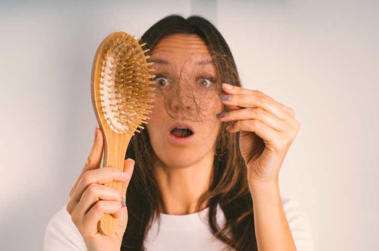 Cosa succede se si buttano i capelli nel water